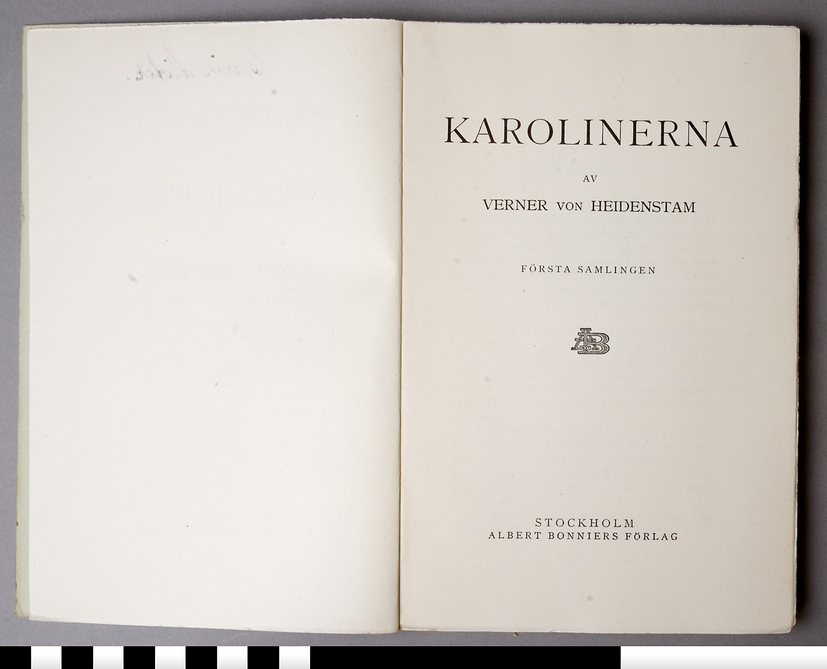 Bok, häftad i ljusgrön tunn kartong, med titeln tryckt på frampärmen: VERNER VON HEIDENSTAM KAROLINERNA FÖRSTA SAMLINGEN  eller ANDRA SAMLINGEN. A på 249 sidor och B 257. Namnteckning: Carin eller May-Cari Lister.