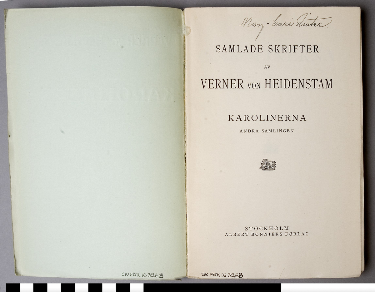 Bok, häftad i ljusgrön tunn kartong, med titeln tryckt på frampärmen: VERNER VON HEIDENSTAM KAROLINERNA FÖRSTA SAMLINGEN  eller ANDRA SAMLINGEN. A på 249 sidor och B 257. Namnteckning: Carin eller May-Cari Lister.