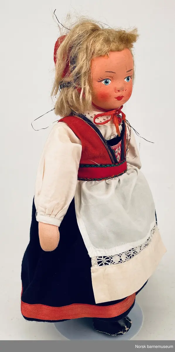 Dukke med jentebunad