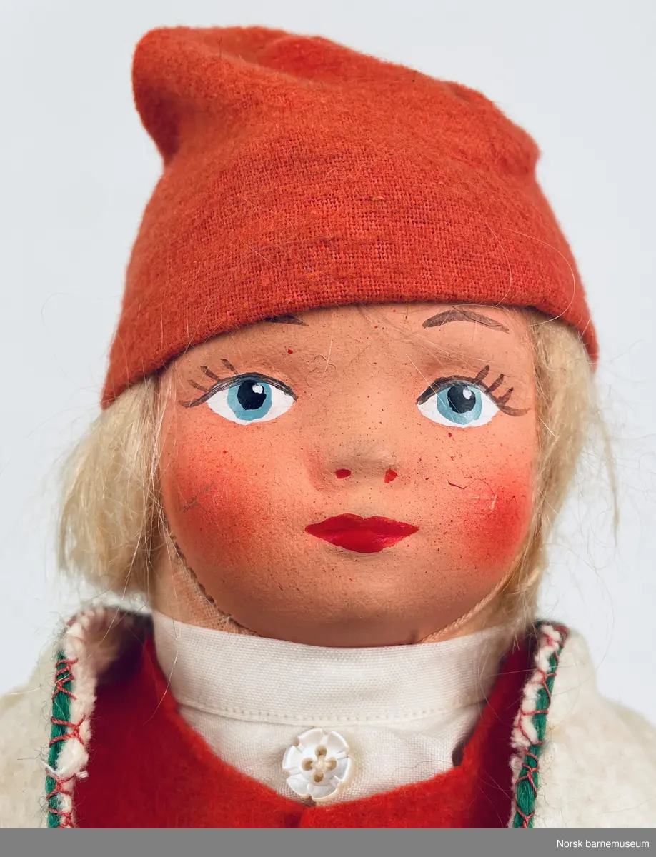 Dukke med guttebunad