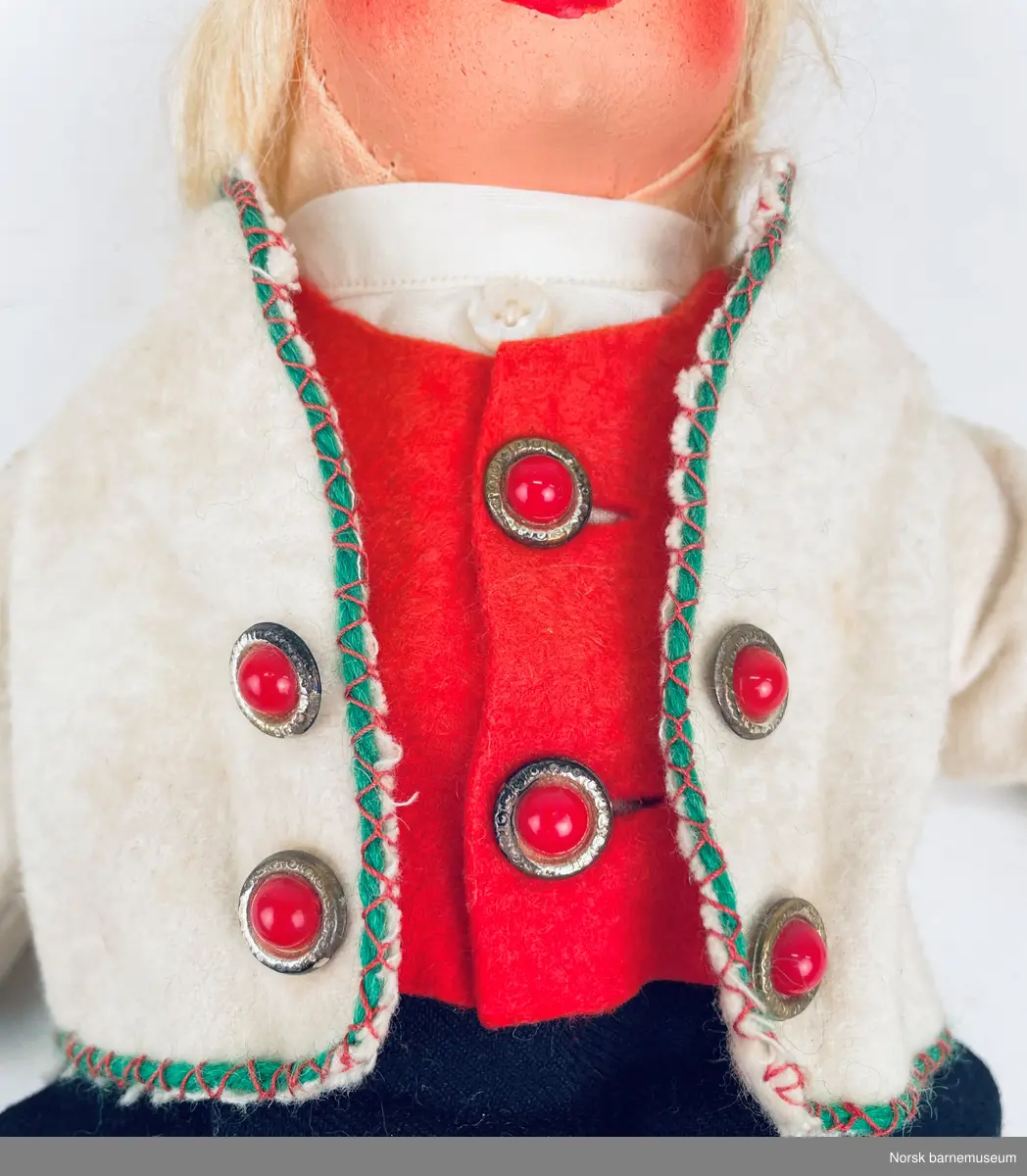 Dukke med guttebunad