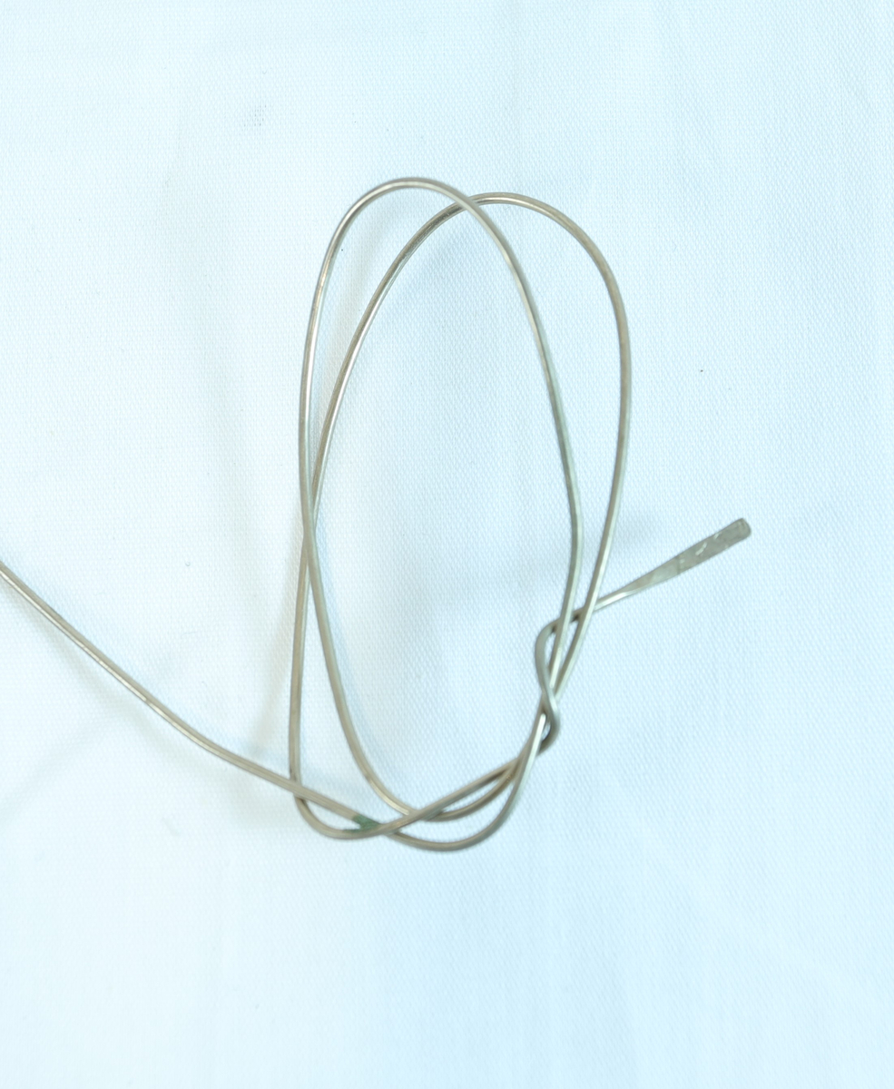 Sammenkveilet stål- eller annen metallisk wire/tråd.