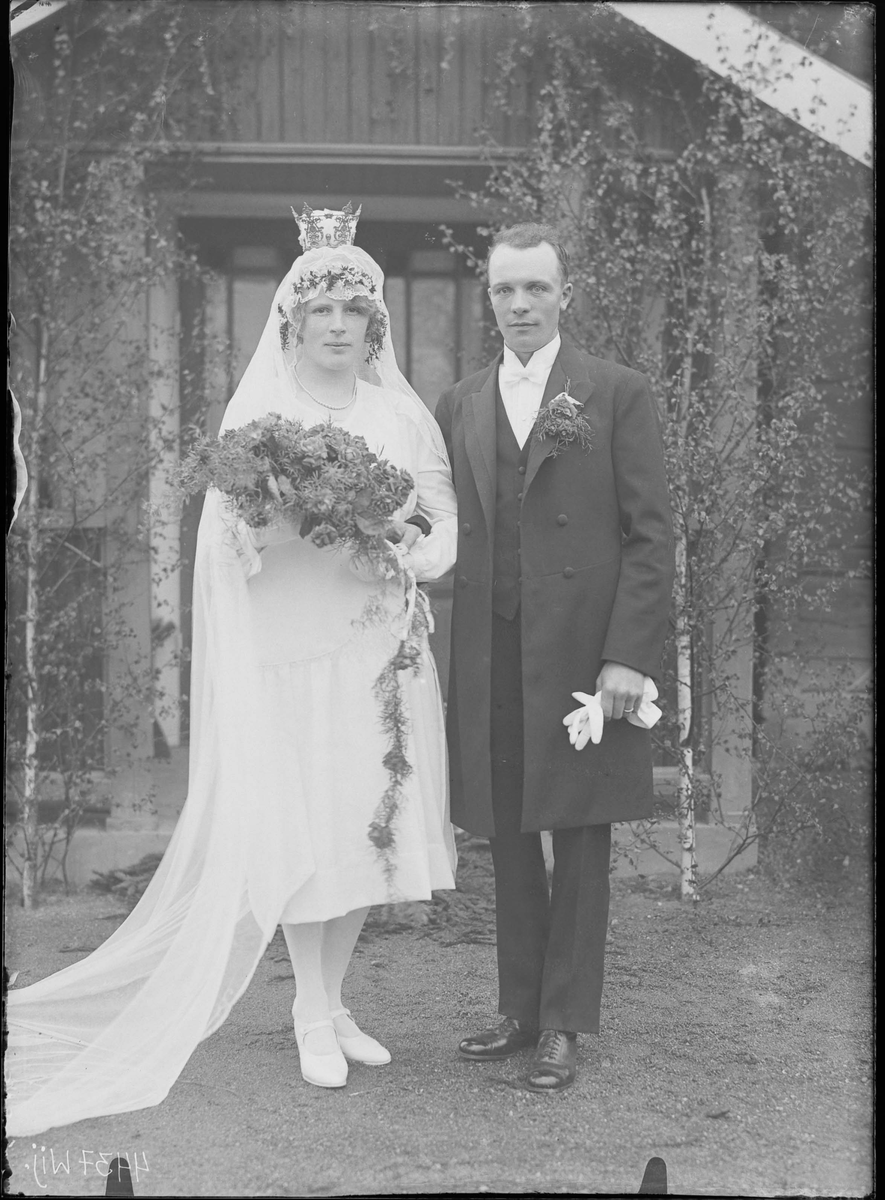 Fotografering beställd av Sven Envall. Föreställer stenarbetaren Sven Gunnar Envall (1904-1990) och hans hustru Anny Margareta Fredriksson (1908-1991) som gifte sig den 11 juni 1929.