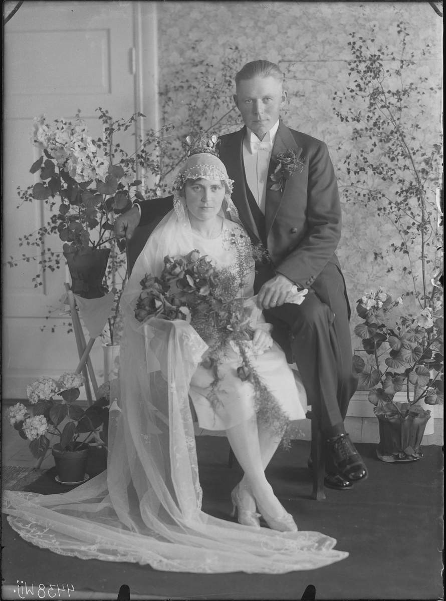 Fotografering beställd av Sigfrid Svensson. Föreställer Johan Sigfrid Svensson (1899-1989) och hans hustru Anna Linnéa Eriksson (1901-1988) som gifte sig den 18 maj 1929.