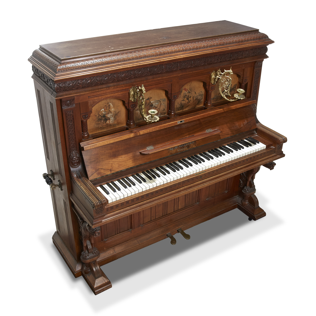 Opprettstående piano laget i pianofabrikken til Henrik Severin Riisnæs og dekorert av Lars Kinsarvik (utskjæringer) og Nils Bergslien (fire malerier over klaviaturet). 