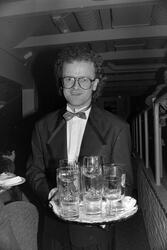Tekst: "De slo riktig på stortromma innehaverne av 'Cabaretloftet', byens nye kultursted med alle rettigheter, da de inviterte reiselivsfolk, presse, restaurantnæringen, finansfolk og andre lokale VIP'er. For fullsatte bord ble revyen om 'Mamas and Papas' framført til stormende applaus. " På bildet ser vi Øivind Gaarde, som er kveldens vert, og en av driverne bak Cabaret-loftet. Bildet er fra Nordmørsposten, 14. februar 1987.  Journalist og fotograf er Jan Øivind Jensen.