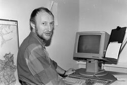 Lektor Petter Brevik ved Atlanten videregående skole. Fra en artikkel i Nordmørsposten, 7. mars 1987. Fotograf og journalist er Jan Øivind Jensen.