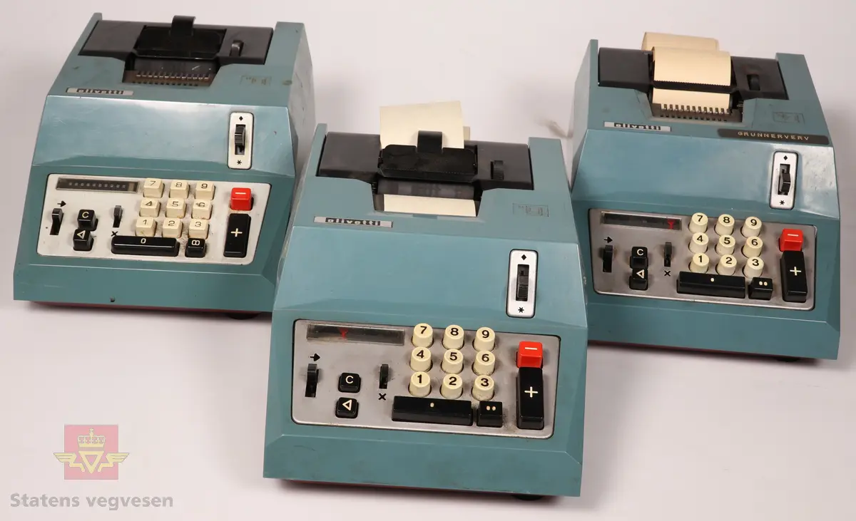 Elektromagnetiske regnemaskiner. Alle tre består av hard plast i Blågrønn farge, med svart, metall del øverst og rød metall del nederst. Tastatur panelt er grått og tastene er hvite, røde og svarte med hvit og svar tekst. 
Maskinene har numrene NVM 00081, 00081 - 001 og 00081 - 002.  
NVM 00081 har påklistret på høyre siden: "Bjørn Sørlid", og har papirrull.
NVM 00081 - 001 har påklistret på toppen av maskinen "GRUNNERVERV", og har papirrull.
NVM 00081 - 002 har ikke papirrull. 
