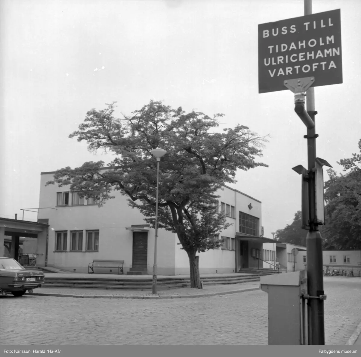 Busshållplats utanför Falköpings Central.