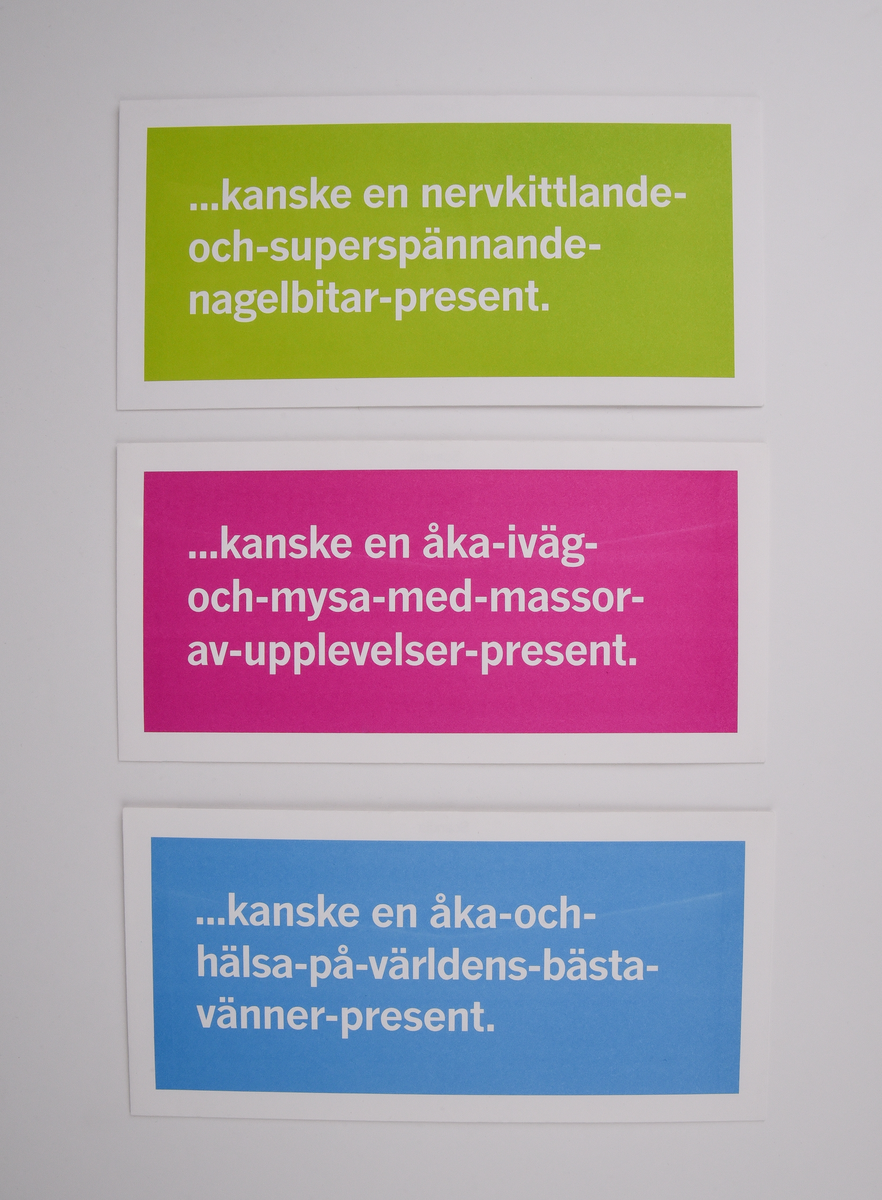 Tre kuvert avsedda för presentkort. För alla tre exemplar gäller att botten är vit, att det står "Till: Från:" i svart längst upp på baksidan, att SJ:s firmamärke i svart återfinns längst ner på baksidan samt att det står "Scandia" på kuvertets insida.

Kuvert (:1) har ett grönt fält på framsidan. I fältet står följande text i vitt: "...kanske en nervkittlande-och-superspännande-nagelbitar-present."

Kuvert (:2) har ett ljusblått fält på framsidan. I fältet står följande text i vitt: "...kanske en åka-och-hälsa-på-världens-bästa-vänner-present."

Kuvert (:3) har ett rosa fält på framsidan. I fältet står följande text i vitt: "...kanske en åka-iväg-och-mysa-med-massor-av-upplevelser-present."