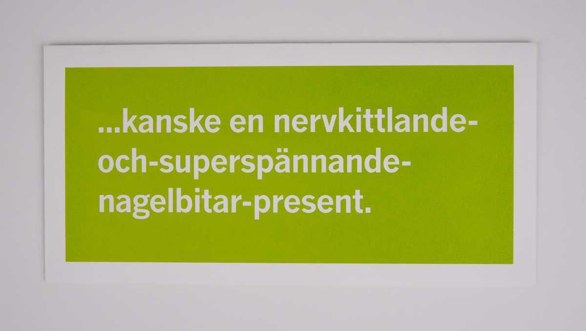 Tre kuvert avsedda för presentkort. För alla tre exemplar gäller att botten är vit, att det står "Till: Från:" i svart längst upp på baksidan, att SJ:s firmamärke i svart återfinns längst ner på baksidan samt att det står "Scandia" på kuvertets insida.

Kuvert (:1) har ett grönt fält på framsidan. I fältet står följande text i vitt: "...kanske en nervkittlande-och-superspännande-nagelbitar-present."

Kuvert (:2) har ett ljusblått fält på framsidan. I fältet står följande text i vitt: "...kanske en åka-och-hälsa-på-världens-bästa-vänner-present."

Kuvert (:3) har ett rosa fält på framsidan. I fältet står följande text i vitt: "...kanske en åka-iväg-och-mysa-med-massor-av-upplevelser-present."