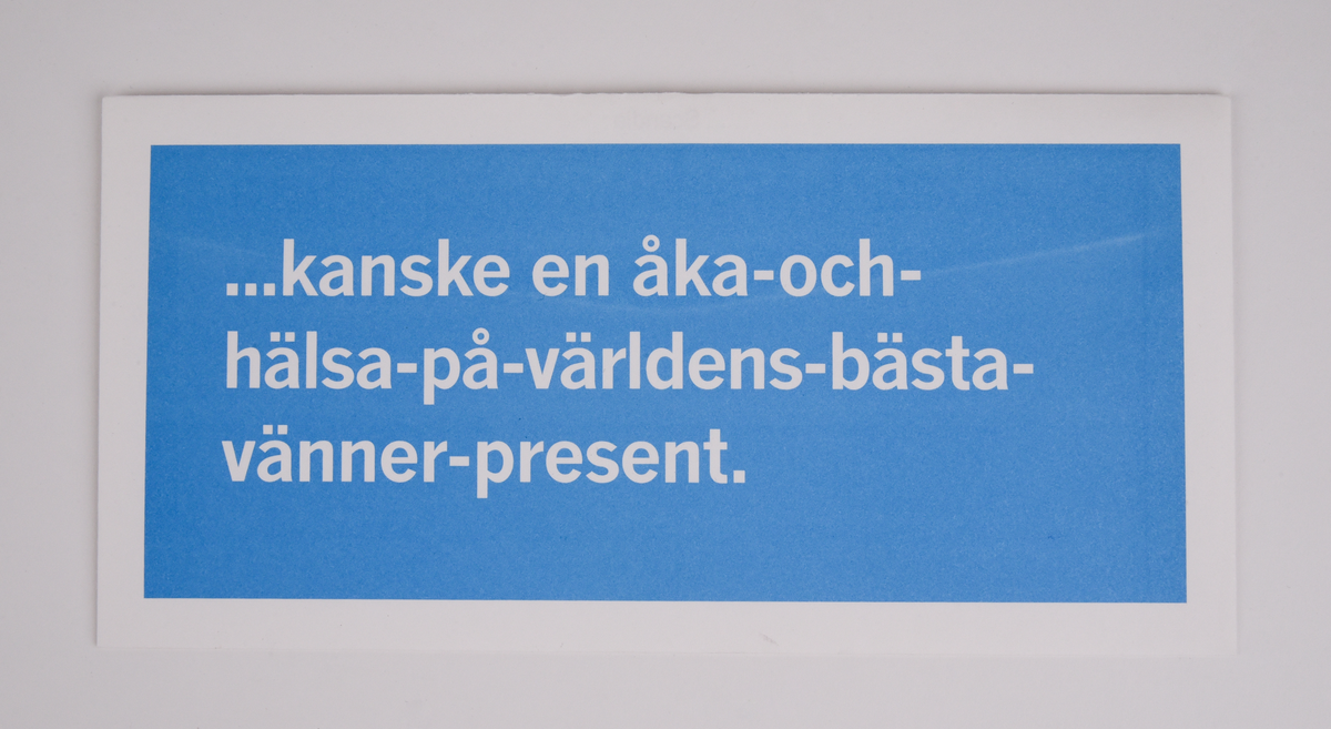 Tre kuvert avsedda för presentkort. För alla tre exemplar gäller att botten är vit, att det står "Till: Från:" i svart längst upp på baksidan, att SJ:s firmamärke i svart återfinns längst ner på baksidan samt att det står "Scandia" på kuvertets insida.

Kuvert (:1) har ett grönt fält på framsidan. I fältet står följande text i vitt: "...kanske en nervkittlande-och-superspännande-nagelbitar-present."

Kuvert (:2) har ett ljusblått fält på framsidan. I fältet står följande text i vitt: "...kanske en åka-och-hälsa-på-världens-bästa-vänner-present."

Kuvert (:3) har ett rosa fält på framsidan. I fältet står följande text i vitt: "...kanske en åka-iväg-och-mysa-med-massor-av-upplevelser-present."