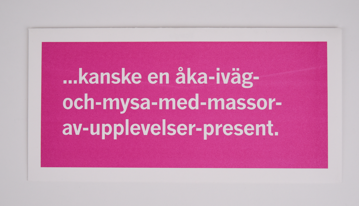 Tre kuvert avsedda för presentkort. För alla tre exemplar gäller att botten är vit, att det står "Till: Från:" i svart längst upp på baksidan, att SJ:s firmamärke i svart återfinns längst ner på baksidan samt att det står "Scandia" på kuvertets insida.

Kuvert (:1) har ett grönt fält på framsidan. I fältet står följande text i vitt: "...kanske en nervkittlande-och-superspännande-nagelbitar-present."

Kuvert (:2) har ett ljusblått fält på framsidan. I fältet står följande text i vitt: "...kanske en åka-och-hälsa-på-världens-bästa-vänner-present."

Kuvert (:3) har ett rosa fält på framsidan. I fältet står följande text i vitt: "...kanske en åka-iväg-och-mysa-med-massor-av-upplevelser-present."