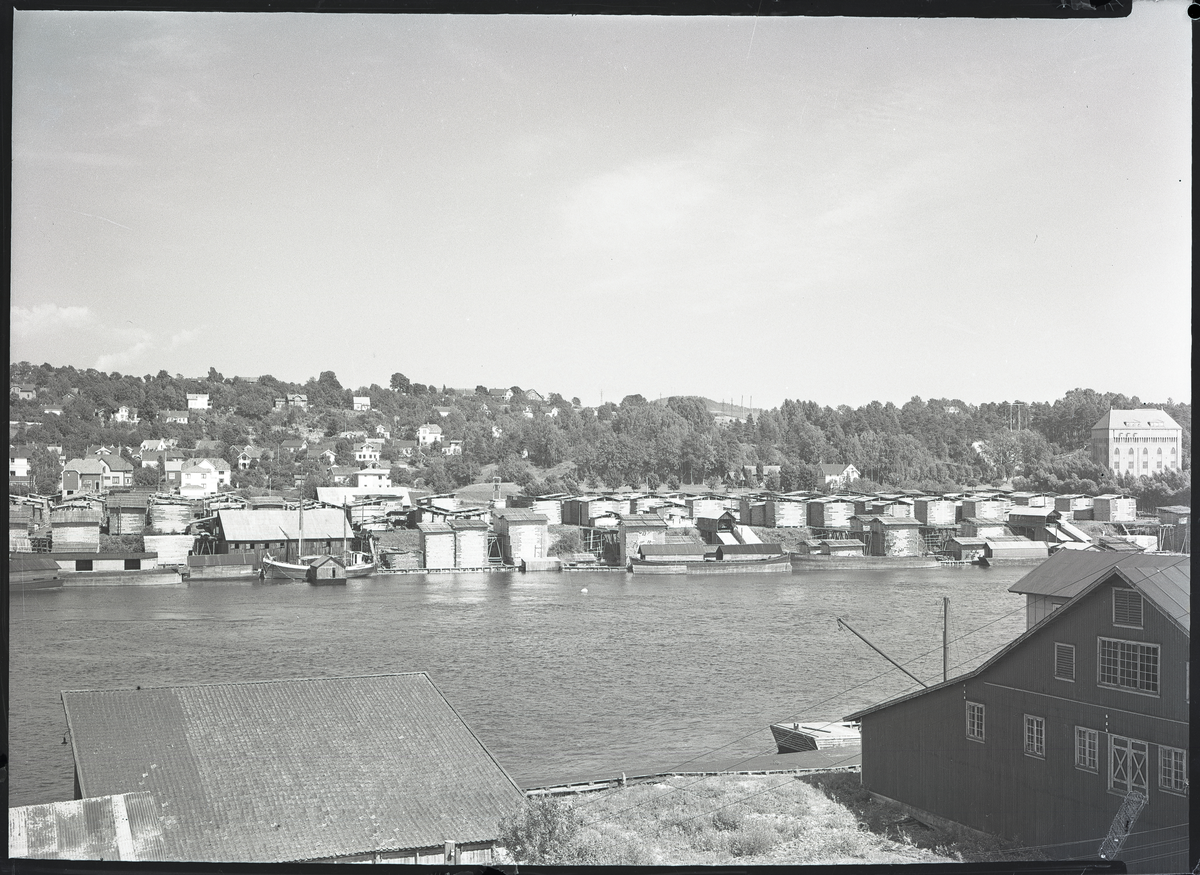 Bøle sagbruk på i 1939
Bilde tatt fra vestsida Skienselva. Hauen sekundærstasjon i bakgrunnen.
Påskrift på konvolutt negativ lå i: Løvenskiold, Bøle sagbruk