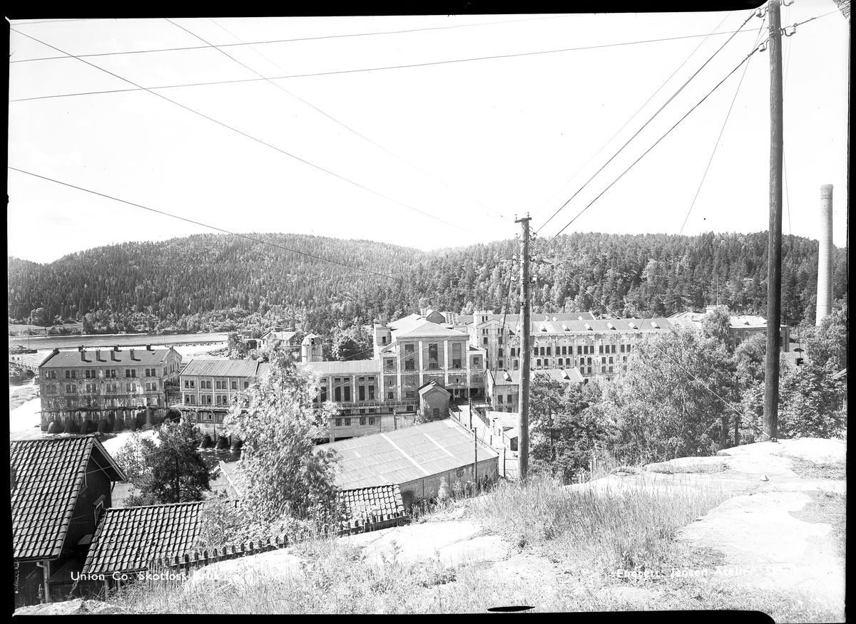 Postkortmotiv av papirfabrikken på Skotfoss i 1939

Vi ser papirfabrikken fra Røråsen, fossen og Norsjø i bakgrunnen til venstre.

Påskrift på konvolutt negativ lå i: Skotfoss 1939, fabrikken og maskiner, 16/2 -1939