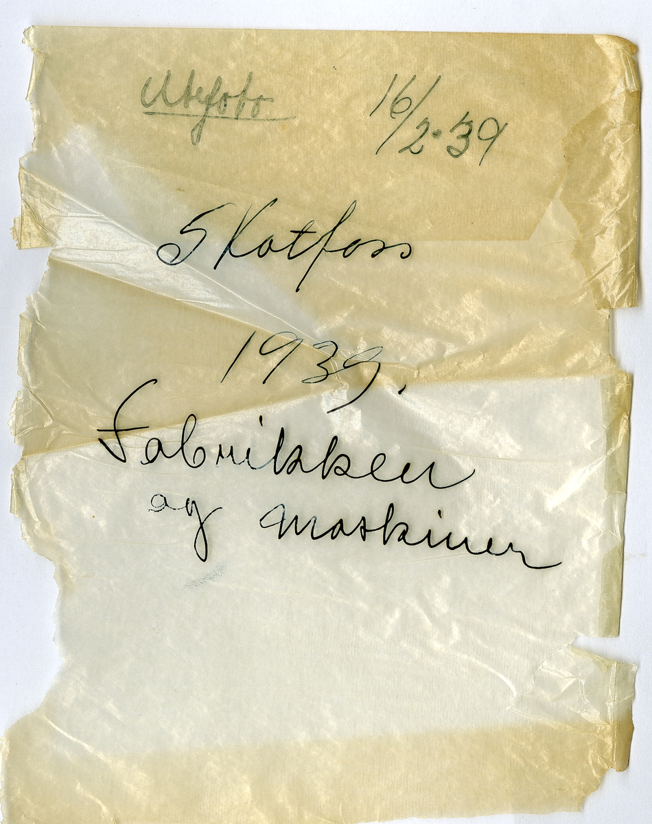 Postkortmotiv av papirfabrikken på Skotfoss i 1939

Vi ser papirfabrikken fra Røråsen, fossen og Norsjø i bakgrunnen til venstre.

Påskrift på konvolutt negativ lå i: Skotfoss 1939, fabrikken og maskiner, 16/2 -1939