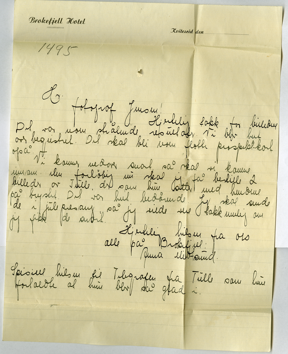 Foto av ukjent jente, fornavn Tulla (basert på brev som medfulgte foto). Trolig tatt på 1930-tallet eller tidlig 1940-tallet

Et brev medfulgte foto: 

Hr. fotograf Jensen!

Hjertelig takk for billeder. Det var noen strålende resultat. Vi blev  (?) oss begeistret. Det skal bli noen flotte prospekt-kort også. Vi ka(?) ved(?) snart så skal vi ka(?) i(?). Der fireløbig nu skal jeg få bestille 2 billeder av Tulle.  ... (?) med hendene på bryst. Det var his bedårende. jeg skal sende de i julepresang, så jeg vilde sie takk (?) jeg fikk de snart. Hjertelig hilsen fra os alle på Brokefjell, Anna Midt-Rud (?) 

Spesiel hilsen til telegrafen fra Tulle som (?) fortalte af (?) bled så glad i