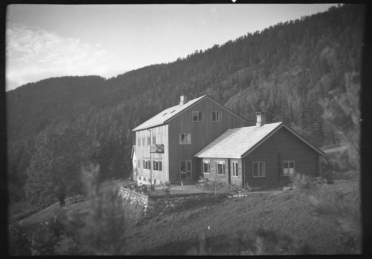 Foto fra Brokefjell hotell, antagelig på slutten av 1930-tallet eller tidlig 1940-tallet. 

Panoramabilde fra Brokefjell hotell. Bildet er trolig tatt som prospektkort for hotellet. 
Man ser ned mot Kviteseid. Sundkilen dekker mye av bildet. I bakgrunnen sees Lislandnuten til høyre og Roeidåsen til venstre. 

Et brev medfulgte foto: 

Hr. fotograf Jensen!

Hjertelig takk for billeder. Det var noen strålende resultat. Vi blev  (?) oss begeistret. Det skal bli noen flotte prospekt-kort også. Vi ka(?) ved(?) snart så skal vi ka(?) i(?). Der fireløbig nu skal jeg få bestille 2 billeder av Tulle.  ... (?) med hendene på bryst. Det var his bedårende. jeg skal sende de i julepresang, så jeg vilde sie takk (?) jeg fikk de snart. Hjertelig hilsen fra os alle på Brokefjell, Anna Midt-Rud (?) 

Spesiel hilsen til telegrafen fra Tulle som (?) fortalte af (?) bled så glad i
