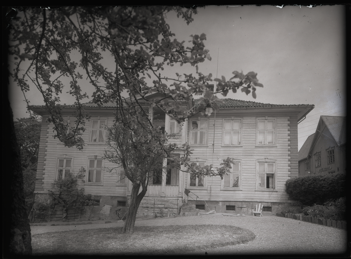 Foto av Frogner småbruksskole i Gjerpen

Foto antagelig tatt på slutten av 1930-tallet eller tidlig 1940-tallet

Påskrift på konvolutt foto lå i:

Frogner Landbruksskole