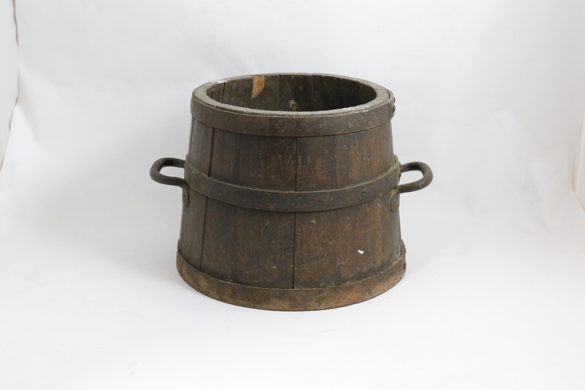 Form: sirkulær skråside, m/jernbeslag håndtak
