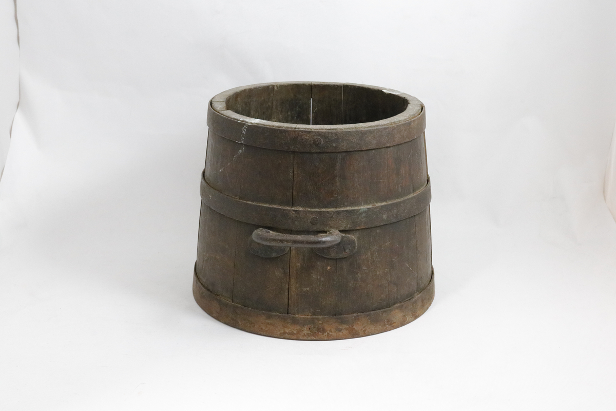 Form: sirkulær skråside, m/jernbeslag håndtak
