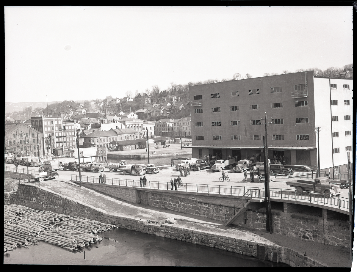 Foto av Skiens aktiemølle i 1940

Påskrift på konvolutt foto lå i:

Skiens Aktiemølle 12/4 - 40