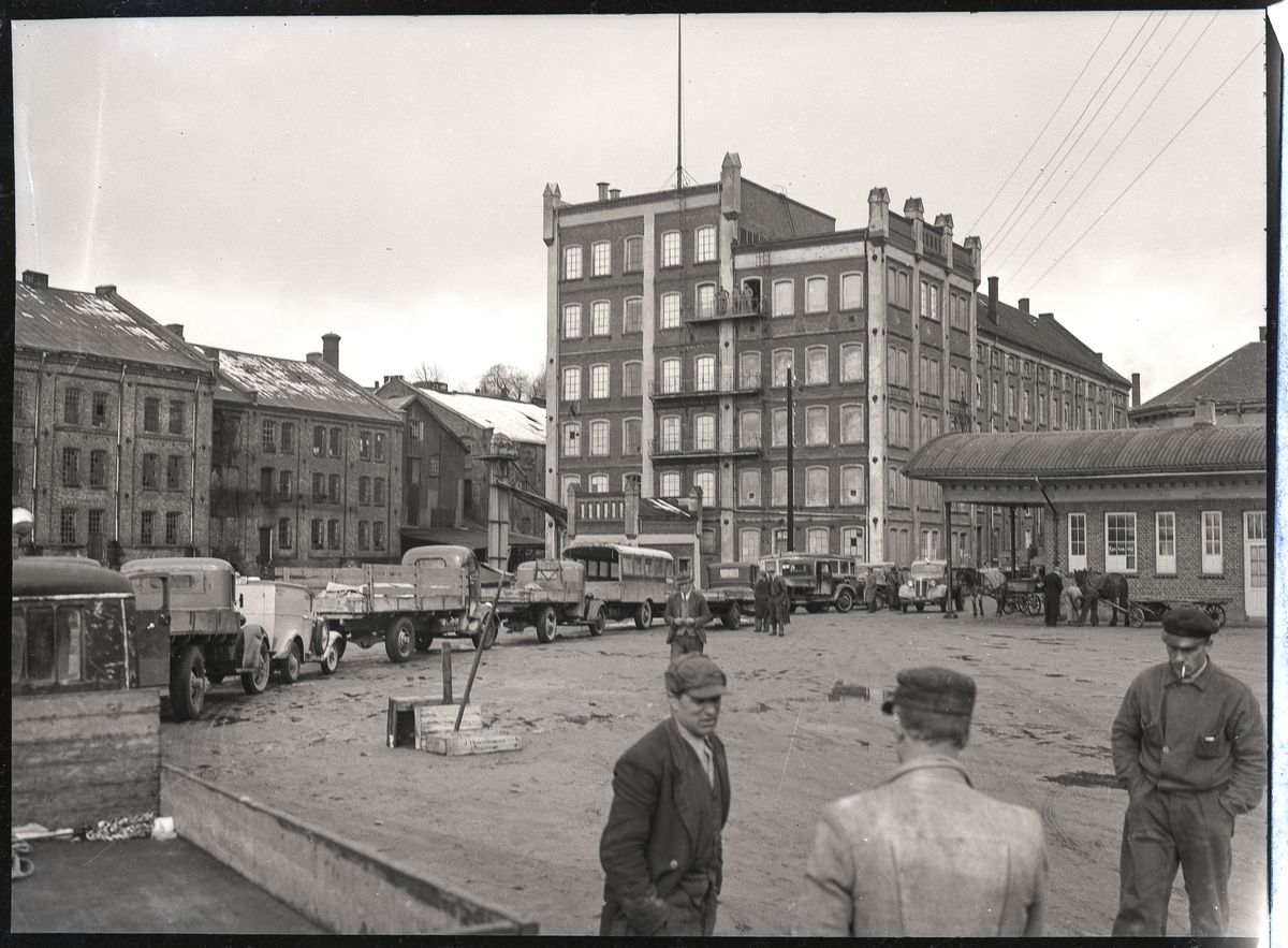 Foto av Skiens aktiemølle i 1940

Påskrift på konvolutt foto lå i:

Skiens Aktiemølle 12/4 - 40