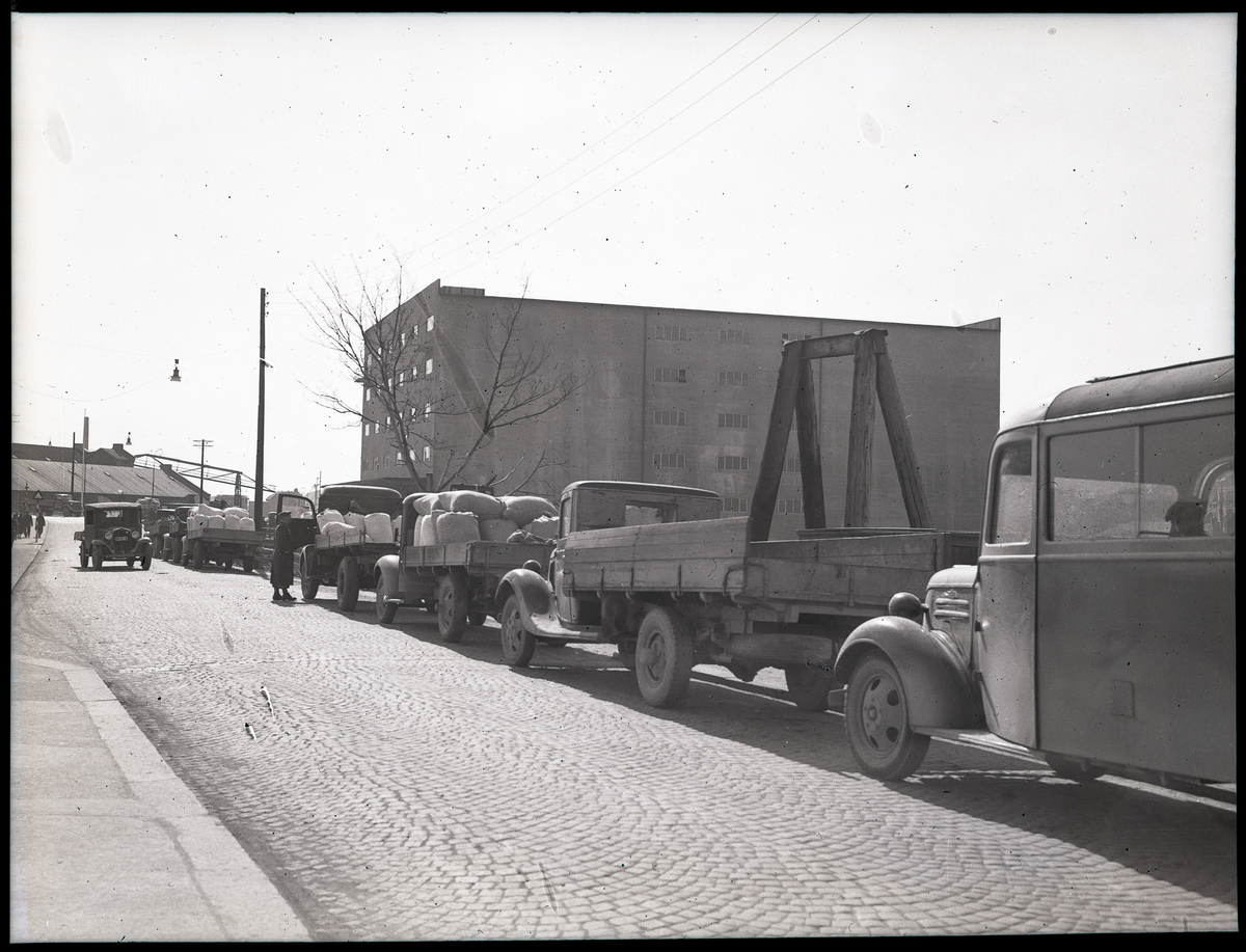 Foto av Skiens aktiemølle i 1940

Nærmest: Chevrolet 1937 buss.

Påskrift på konvolutt foto lå i:

Skiens Aktiemølle 12/4 - 40