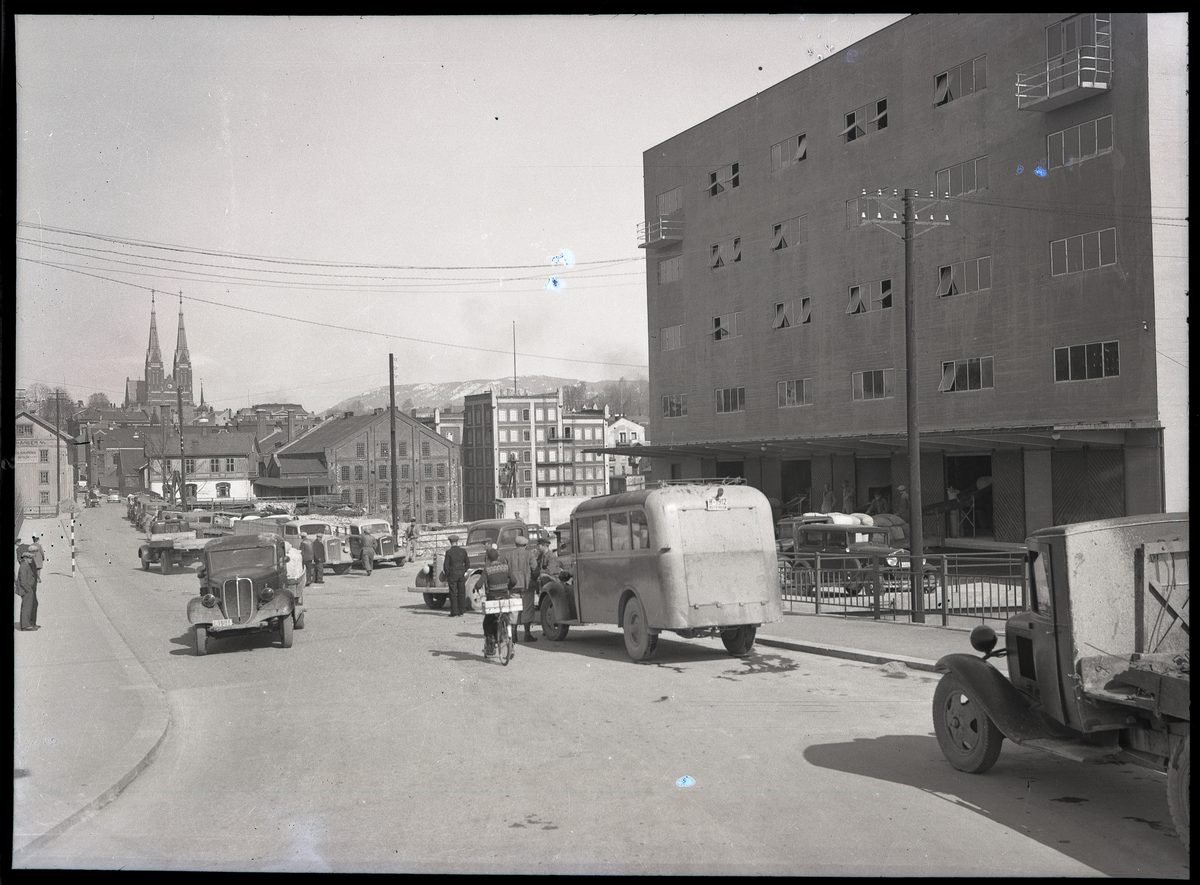 Foto av Skiens aktiemølle i 1940

Skien kirke i bakgrunnen 

Nærmest til venstre: Ford V8 1937 lastebil. Bussen til høyre kan være Chevrolet 1937-38

Påskrift på konvolutt foto lå i:

Skiens Aktiemølle 12/4 - 40