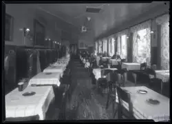 Foto av Gimle kafé i 1950

Påskrift på konvolutt foto lå i:

Gimle Kafe - interiør 1950