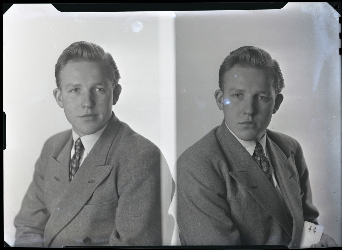 Portrett av Olav Utbøen

Elev ved Telemark Landbruksskole

Han holder på lapp med nummer: 44

Brev som medfulgte foto:

Jensen Atelier, Skien
Har mottat prøvebilde og sender det som skal vera på gruppa og det øvrige bilde attende.
Venligst kopier 5 stk. av hvert prøvebilde i samme størrelse. 
Venligst forstør også 1 av prøvebilda som De synes er best og send kopiene under adressa:

Olav Utbøen, Kviteseid
Sørgardemoen
12/11 49
Olav Utbøen

Påskrift konvolutt:

30044
Olav Utbøen til Søvegruppen