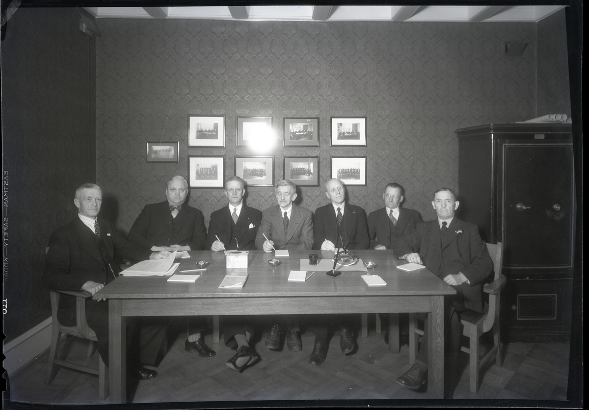 Gruppeportrett av styret ved Langesundfjordens kraftselskap, Brevik i 1937