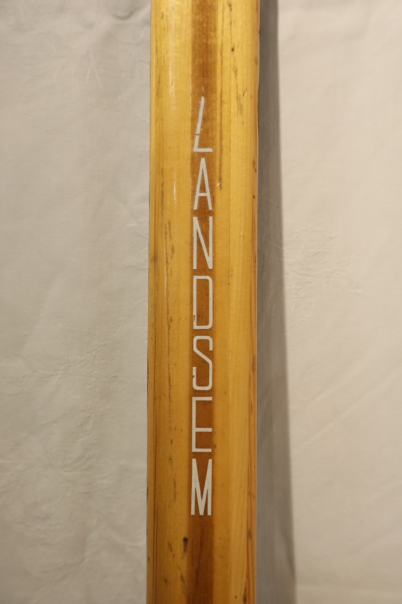 Ski med overplate og såle i bjørk, lignostone kanter og balsa kjerne. 