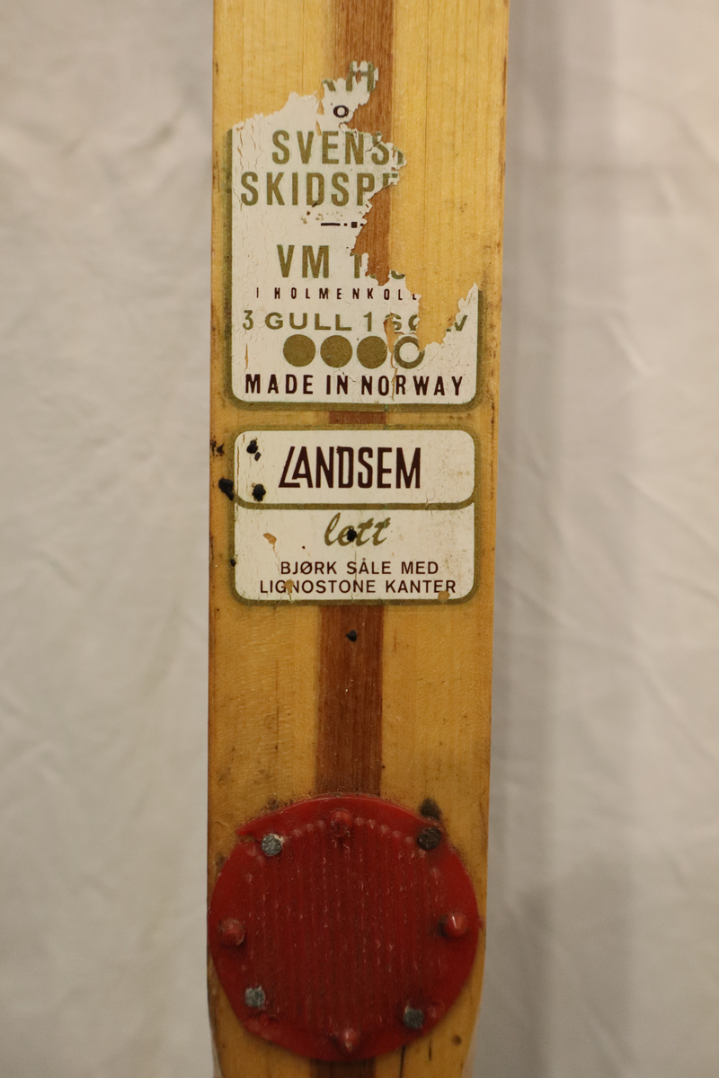 Ski med overplate og såle i bjørk, lignostone kanter og balsa kjerne. 