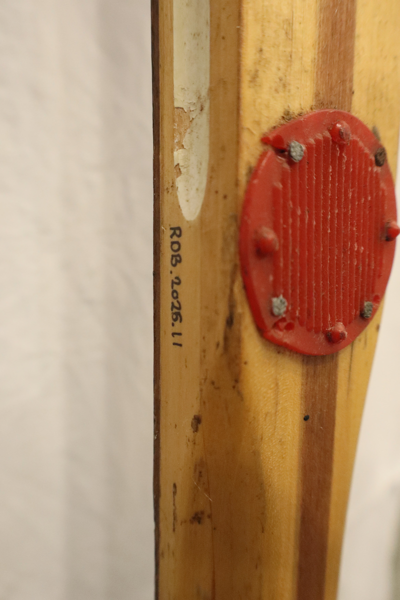 Ski med overplate og såle i bjørk, lignostone kanter og balsa kjerne. 