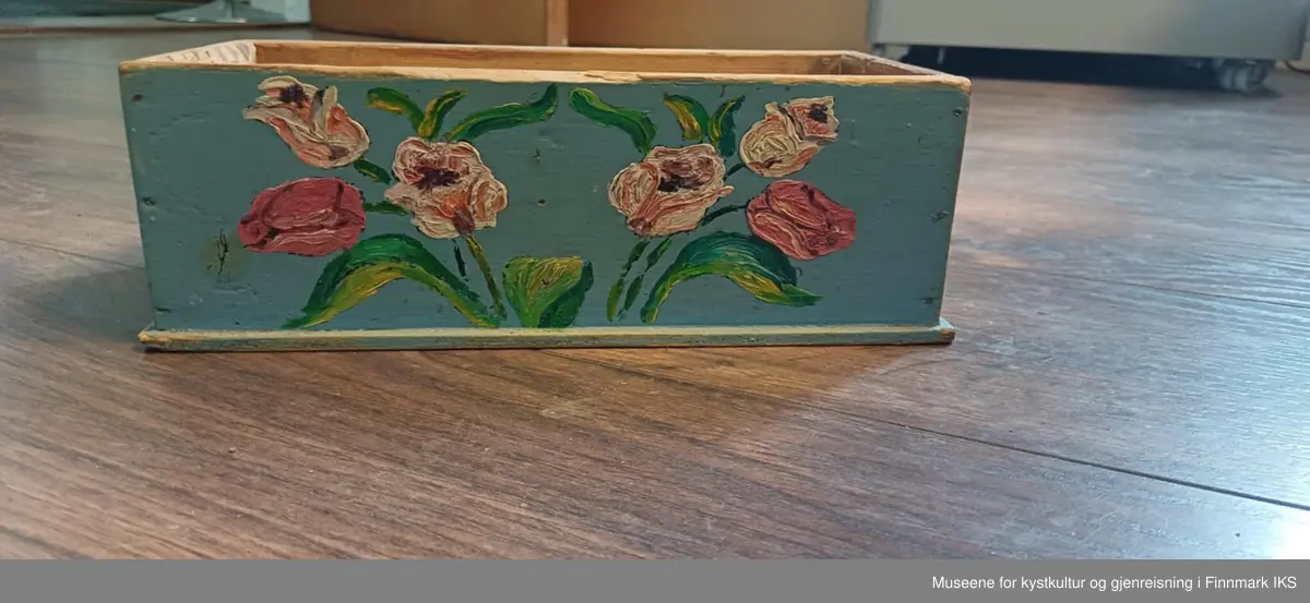 Rosemalt med hvite og rosa blomster