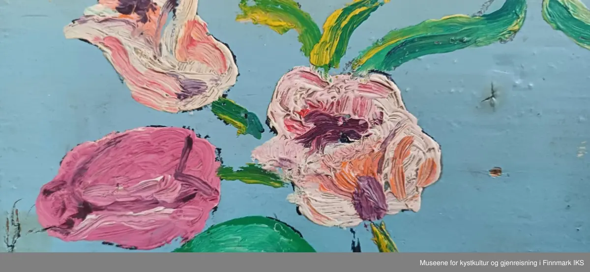 Rosemalt med hvite og rosa blomster