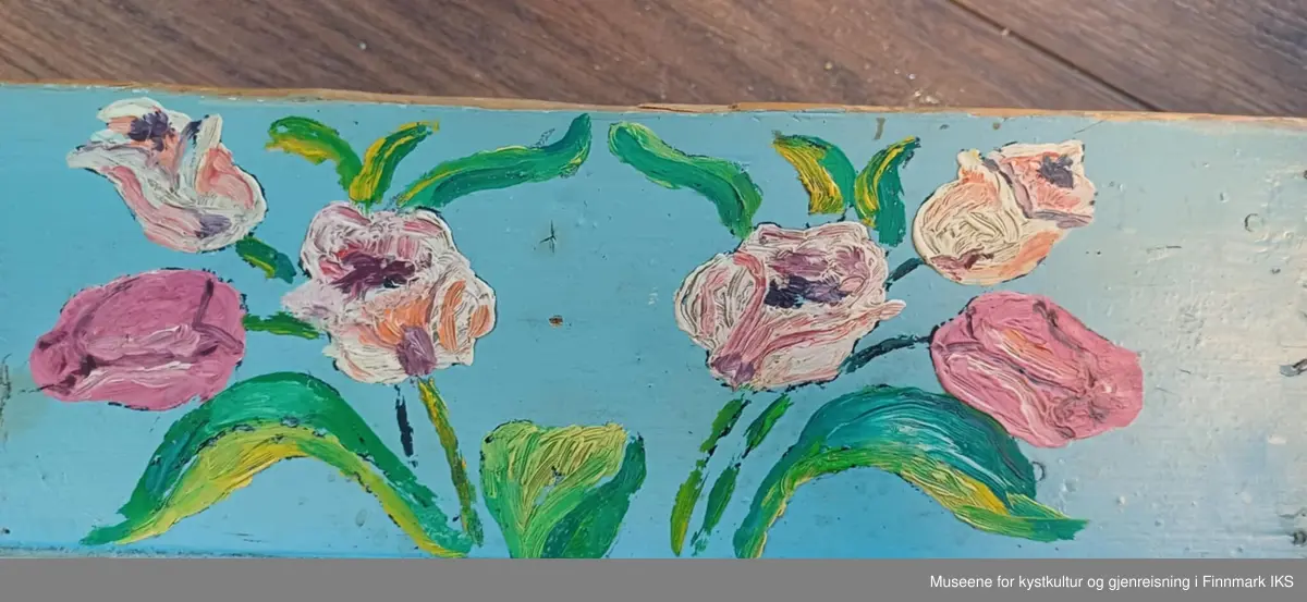 Rosemalt med hvite og rosa blomster