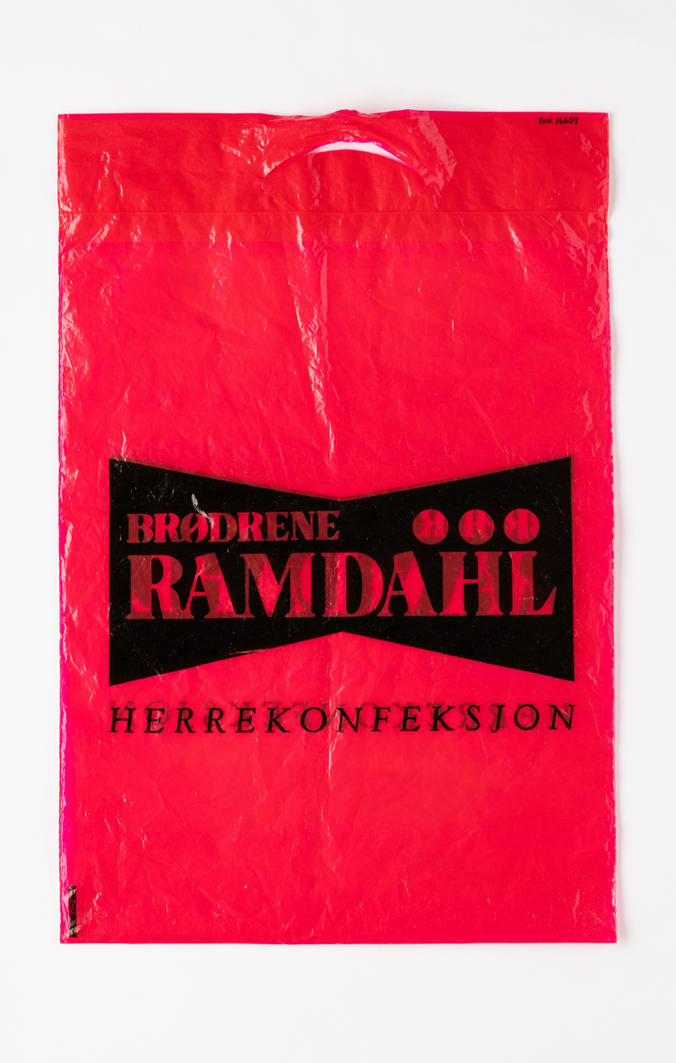 Rektangulær bærepose (plastpose) med reklame for Brødrene Ramdahl, Sarpsborg. Rød pose med sort påskrift.