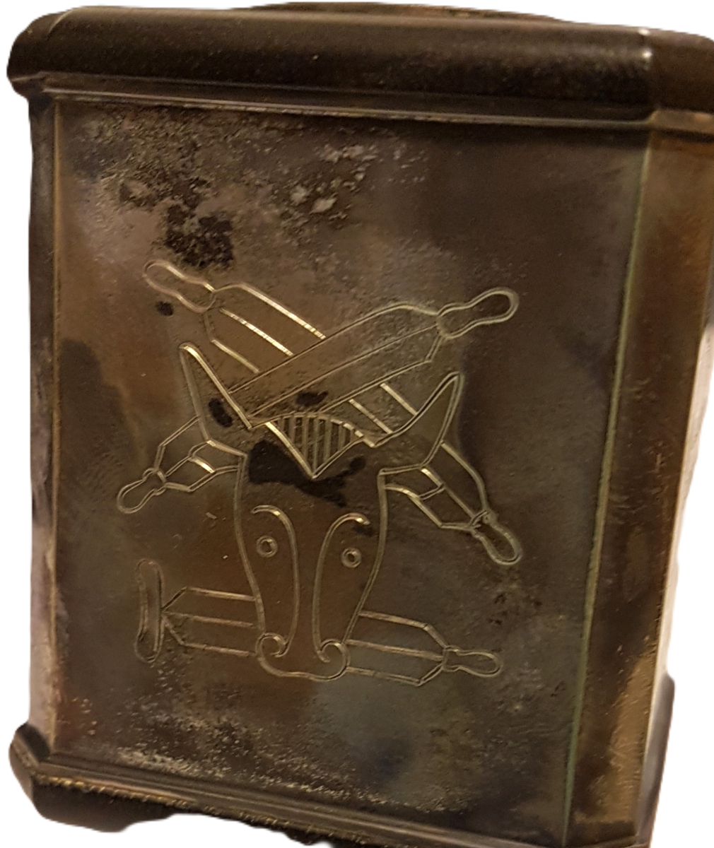 Ordförandeklubba i silver och trä. Ligger i tillhörande etui.  Inskription LA Mattons läderfabrik AB, Gefle. Från tjänstemännen 30/8 1952. Inuti locket står tryckt: Wåhlbergs juvelerarfirma Gävle-Karlstad.