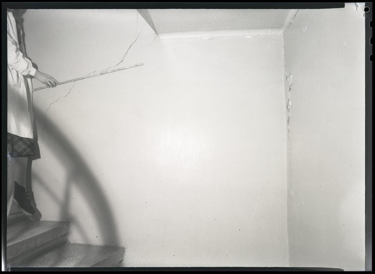 Foto av Gjerpen sparebank, skade i vegg dokumentert

Kvinne i strapp til venstre

Modernisering av banklokalene i 1952? Banken holdt da til i Torggaten 13