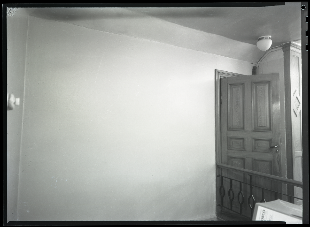 Foto av Gjerpen sparebank, skade i vegg dokumentert

Foto av vegg og dør

Modernisering av banklokalene i 1952? Banken holdt da til i Torggaten 13