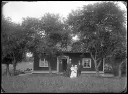 Familj vid bostadshus