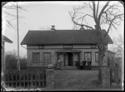 Familj vid bostadshus