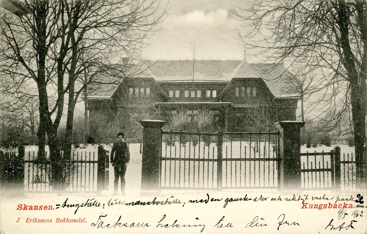 Brefkort, "Skansen". Kungsbacka." daterat 1902-05-09. Meddelande: "Tingsställe, länsmansboställe, med en ganska stor och vacker park..." En man står i den lilla grindöppningen till spjälstaketet som omgärdar tingsstället.

Tingshuset Skansen ligger i Storgatans förlängning på en udde där Kungsbackaån och Söderån flyter samman. På medeltiden låg försvarsanläggningen Kungsbacka hus på platsen. Nuvarande byggnad uppfördes 1890 och ersatte då tingshuset från 1700-talet. Detta var Fjäre härads tingsställe fram till 1996. Kyrkan hade då sålts till Kungsbacka församling, som idag har församlingshem i byggnaden.