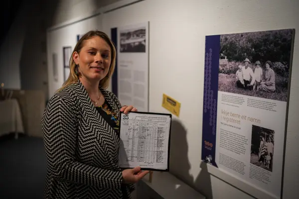 I utstillinga skal elevane finne informasjon i passasjerlister. Foto: