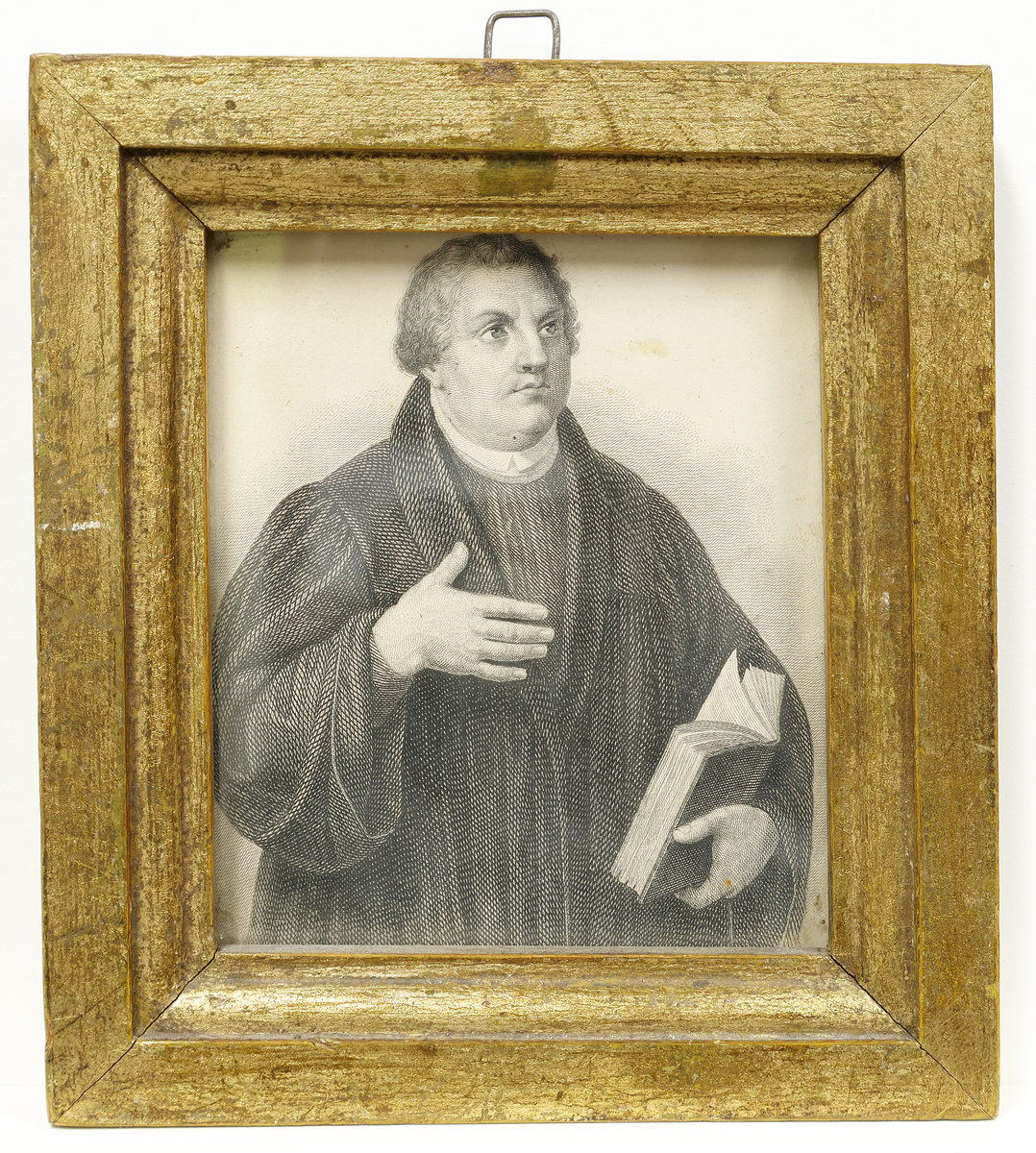 Brystbilde forestillende Martin Luther. Oppslått bibel i venstre hånd.