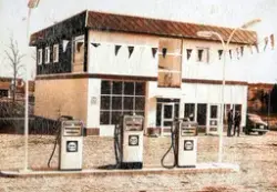 Bensinstasjonen på Ilseng da den ble åpnet i 1962.  Det var 