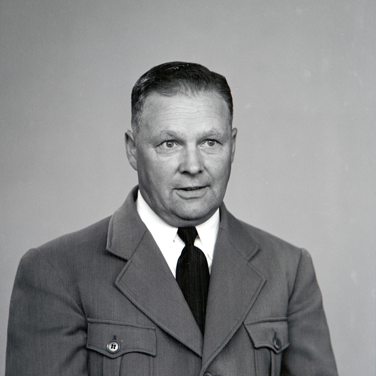 Portrett av Drosjesjåfør Olaf Haraldstad, Romedal, Ilseng. Uniformslue.