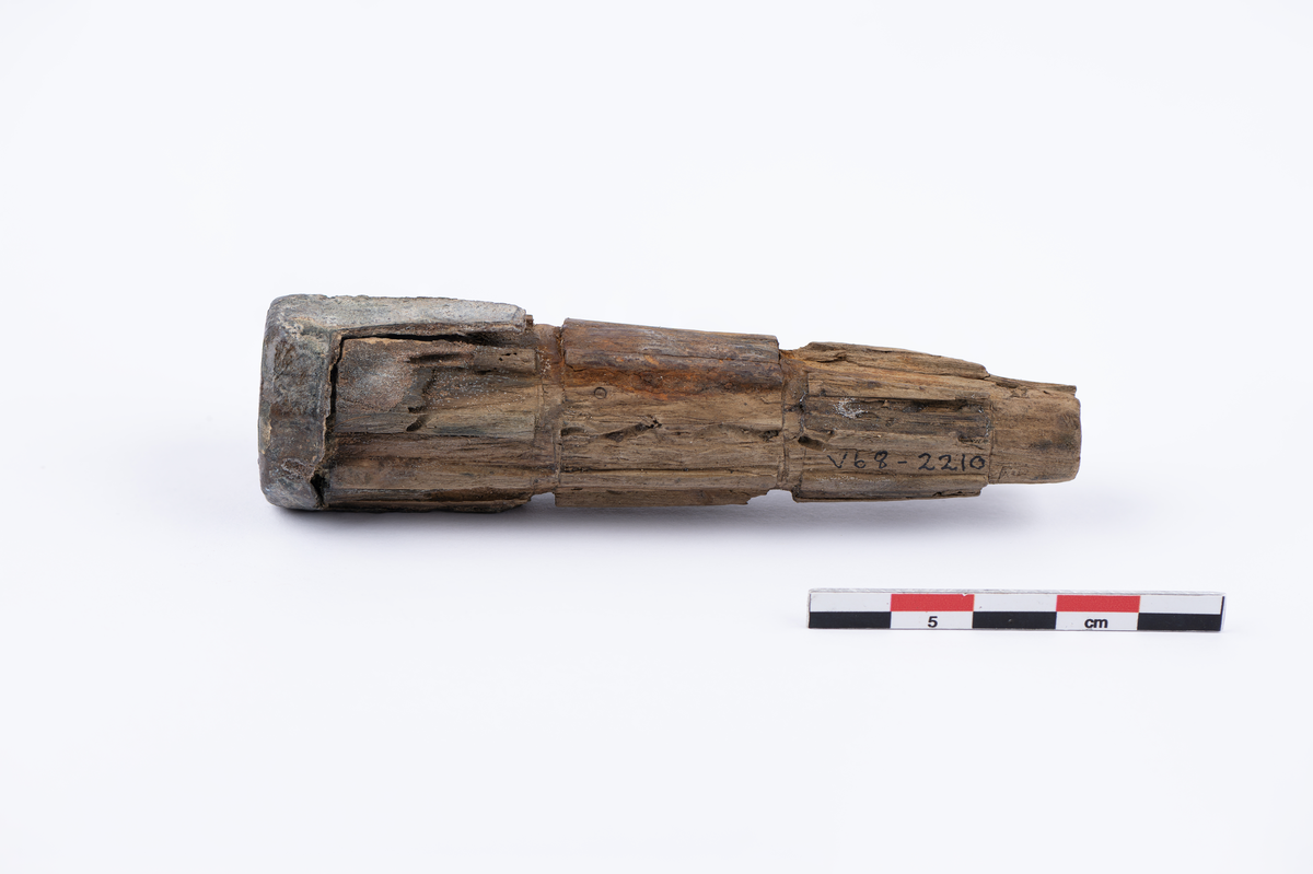 løvtre. tinn. 8-kantet tverrsnitt med innfelte rektangulære lameller av tinn. falen er borte. tangen har ovalt tverrsnitt.